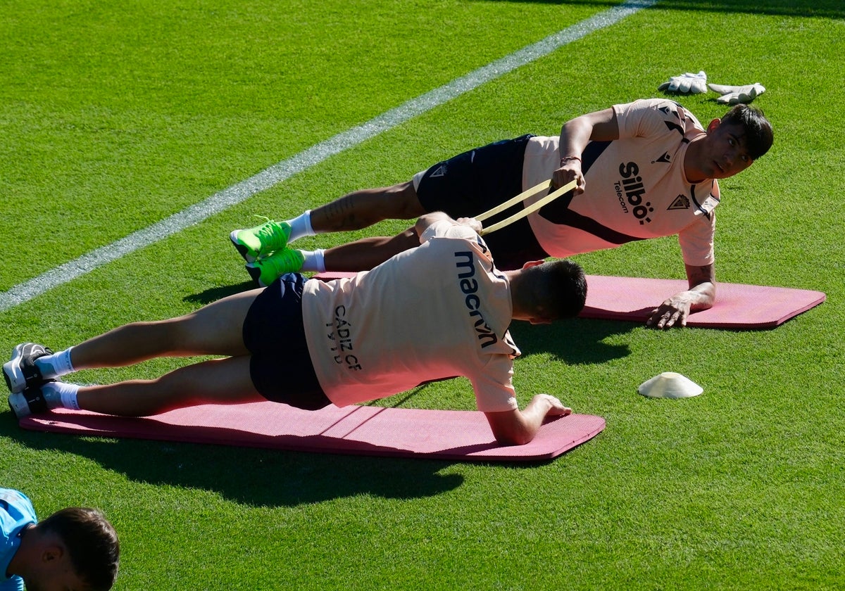 Santiago Arzamendia, de frente, durante un entrenamiento de la actual pretemporada del Cádiz CF.