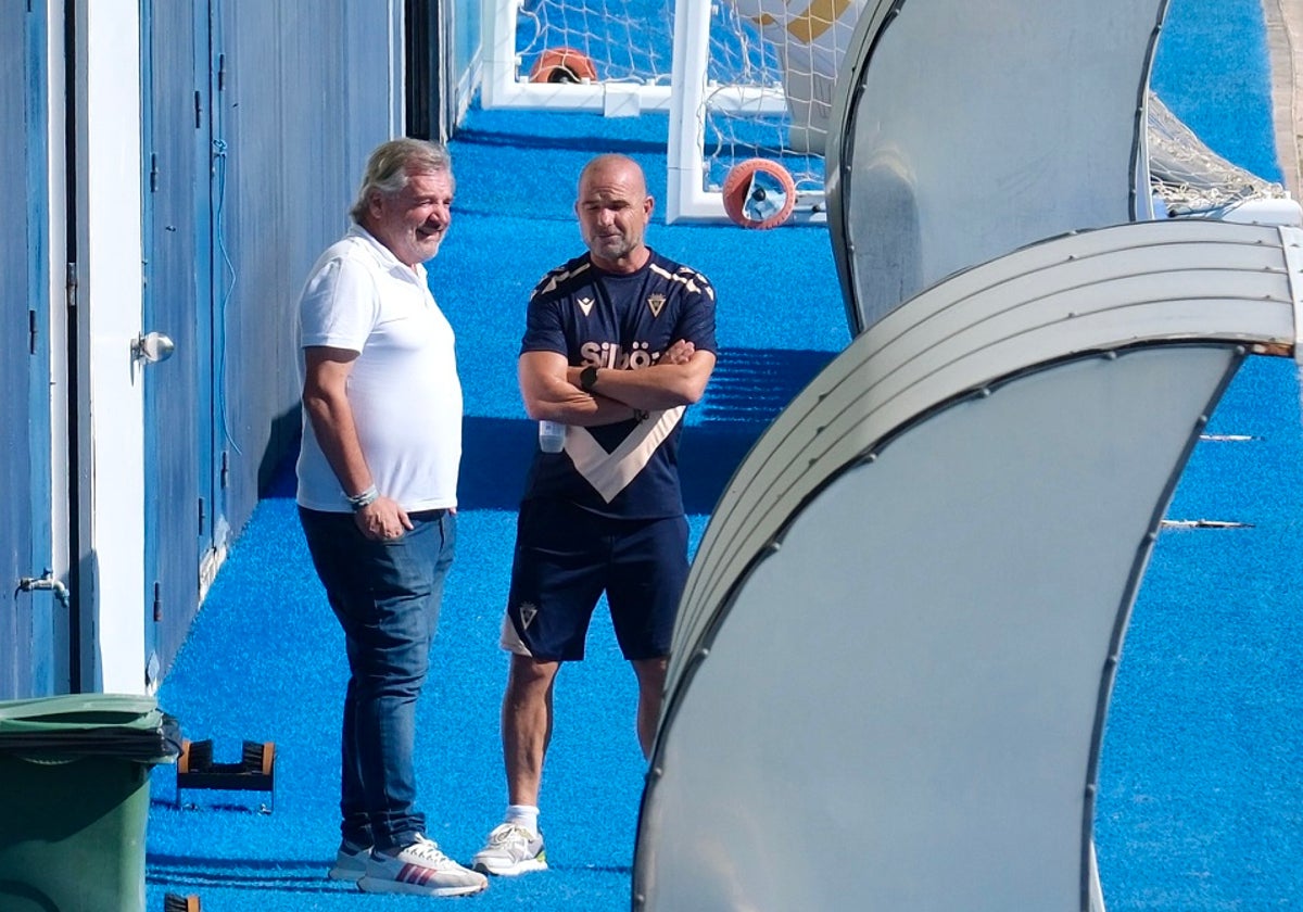 Manuel Vizcaíno, presidente del Cádiz CF, habla con el entrenador Paco López en El Rosal.