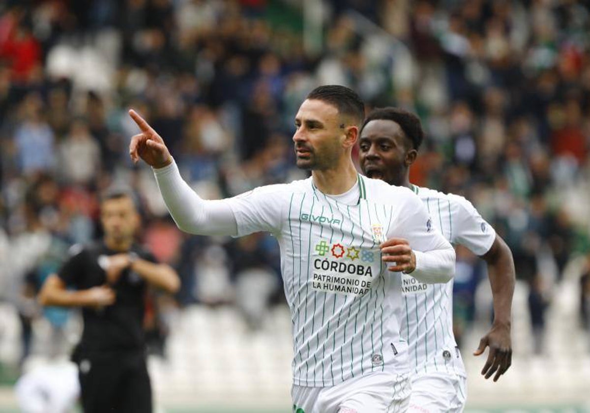 Kike Márquez celebra un gol con el Córdoba.