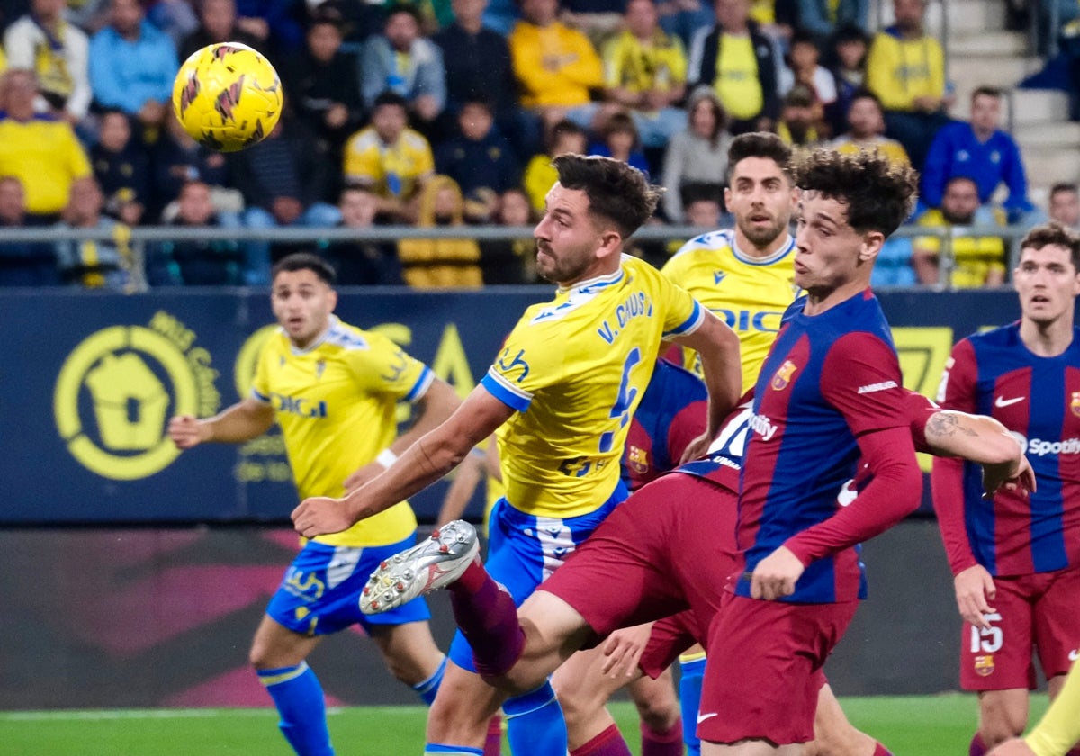 Víctor Chust, defensa central del Cádiz CF.