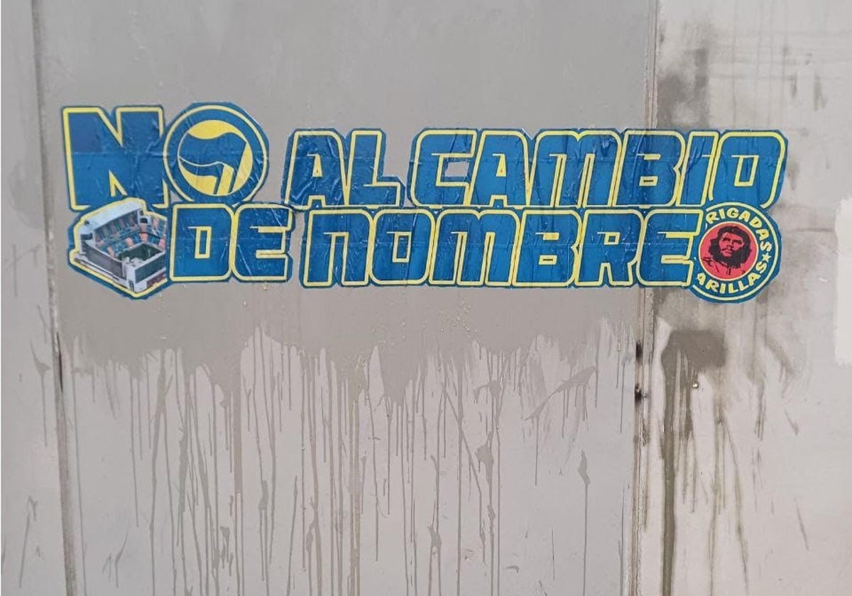 Pintada en el estadio por el cambio de nombre