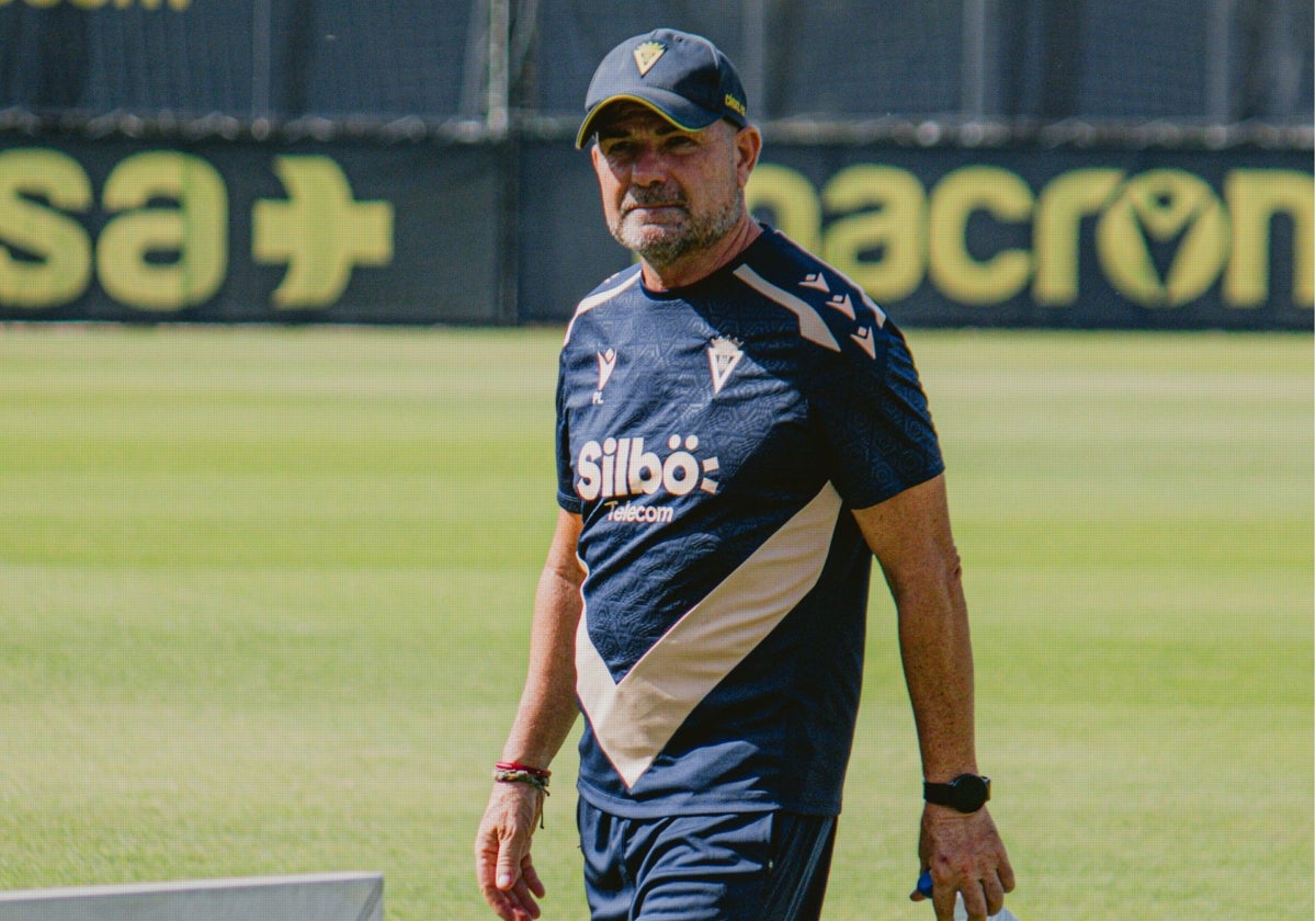 Paco López en un entrenamiento del Cádiz