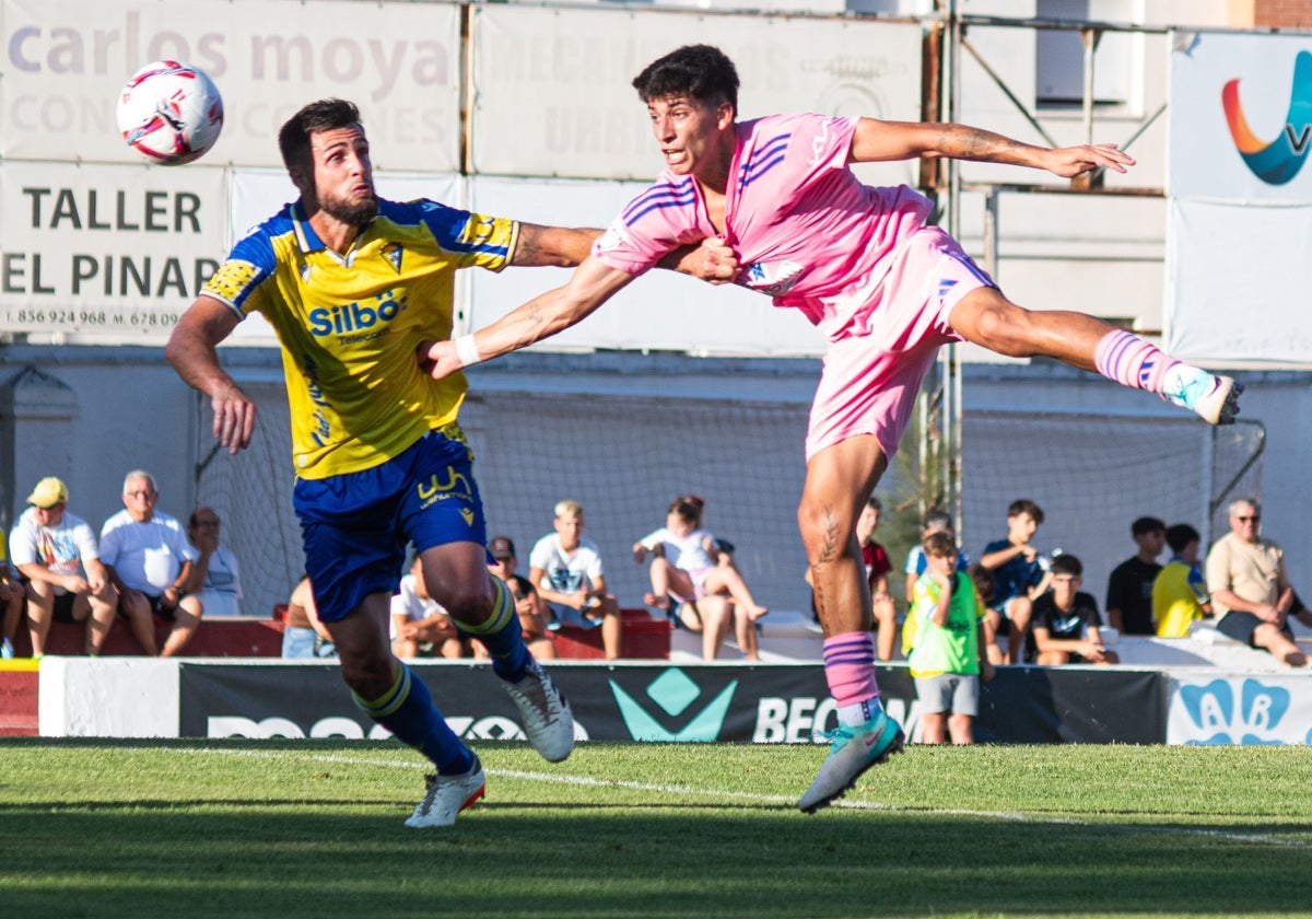 Glauder salió como central zurdo.