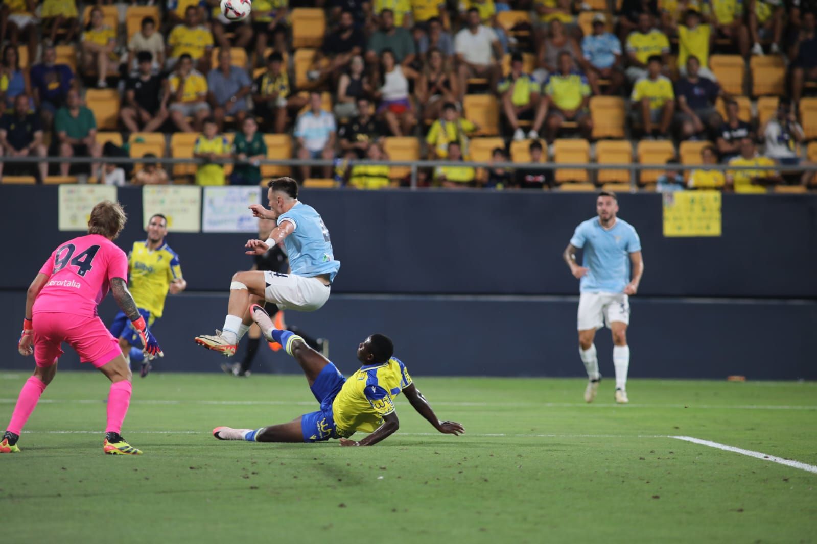 Fotos: la Lazio gana el Trofeo Carranza ante un Cádiz batallador