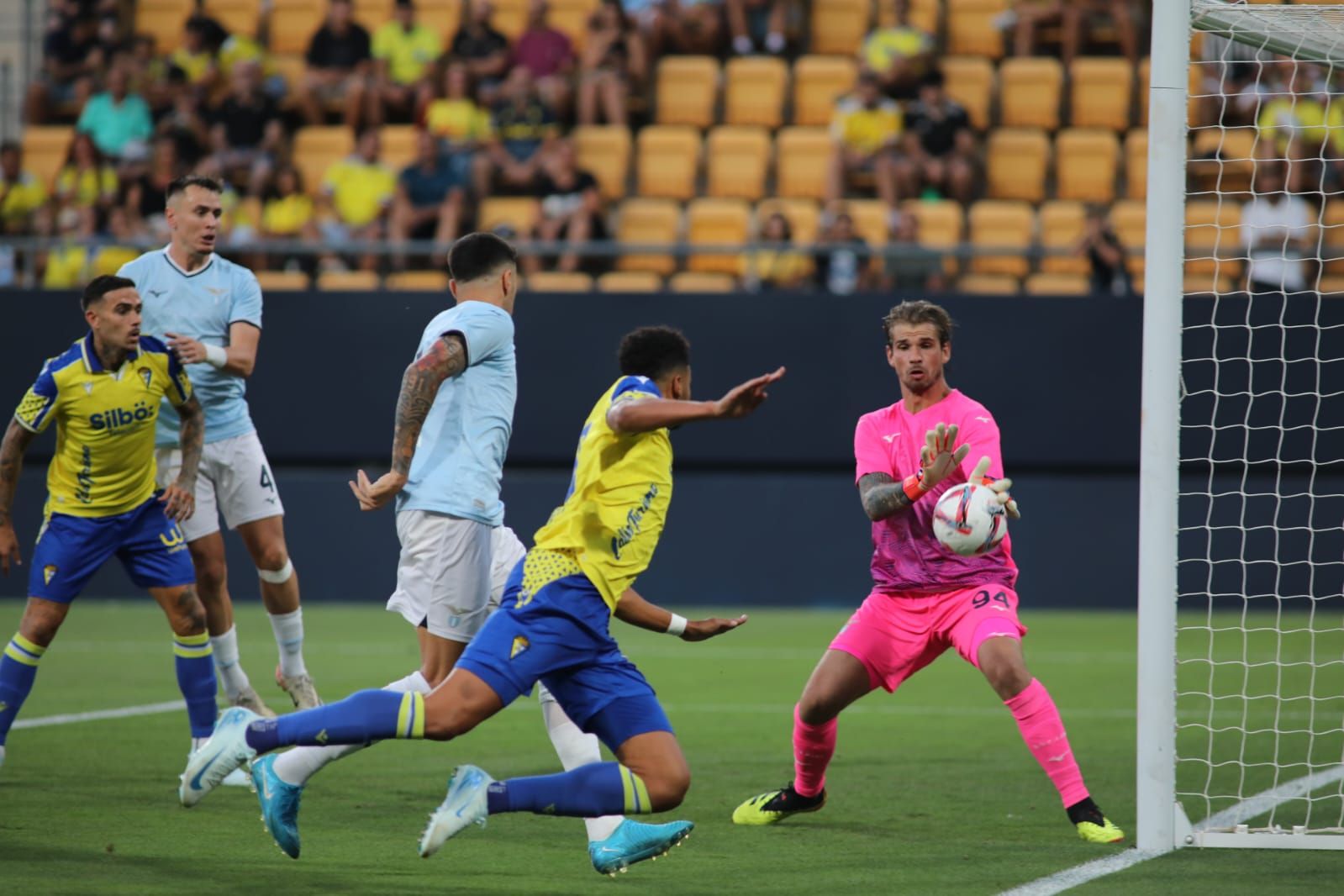 Fotos: la Lazio gana el Trofeo Carranza ante un Cádiz batallador