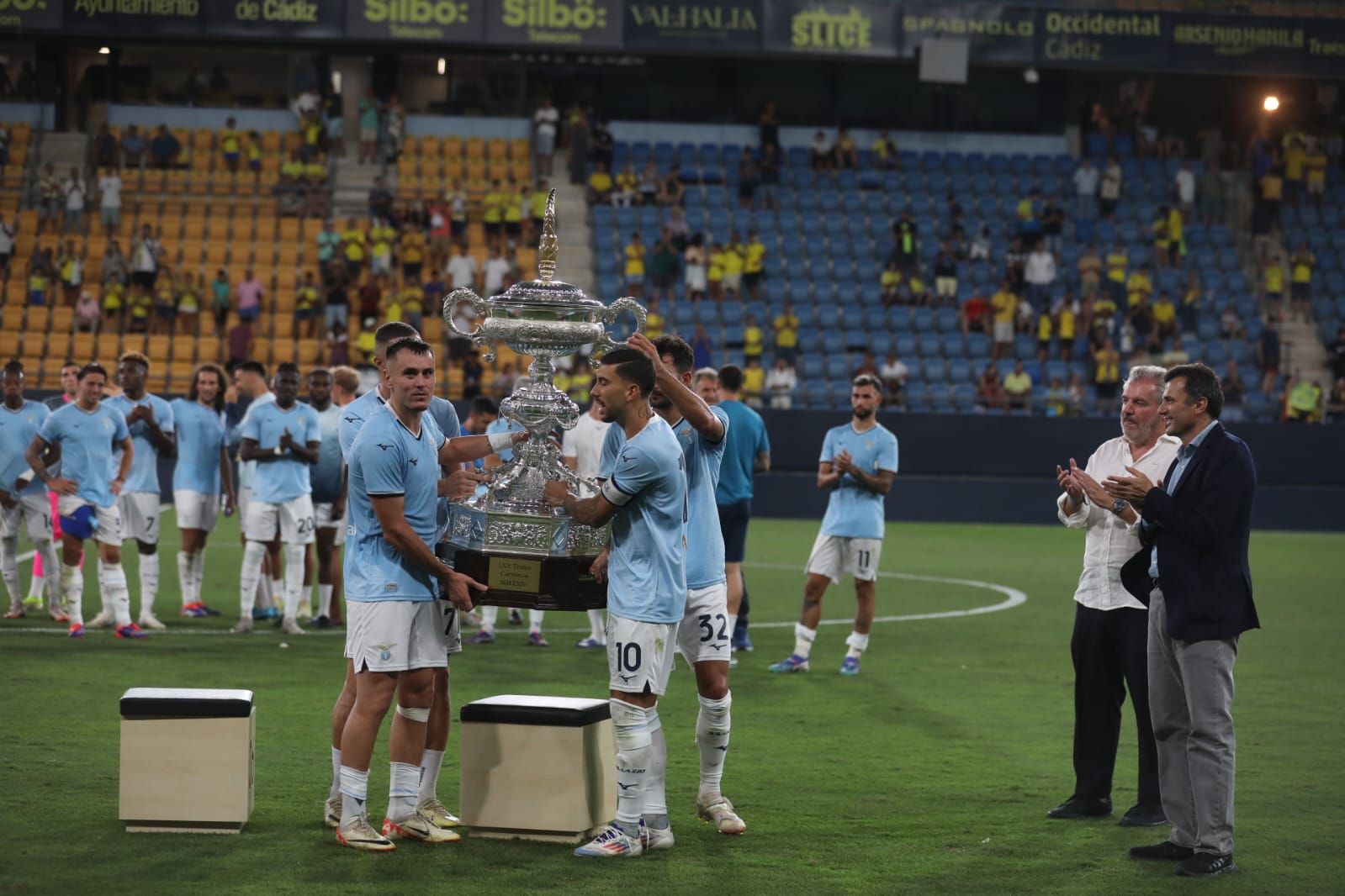 Fotos: la Lazio gana el Trofeo Carranza ante un Cádiz batallador