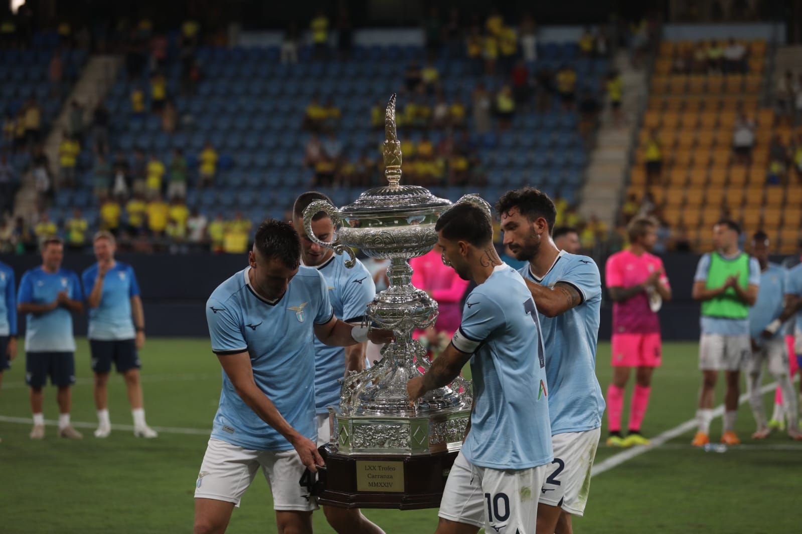 Fotos: la Lazio gana el Trofeo Carranza ante un Cádiz batallador