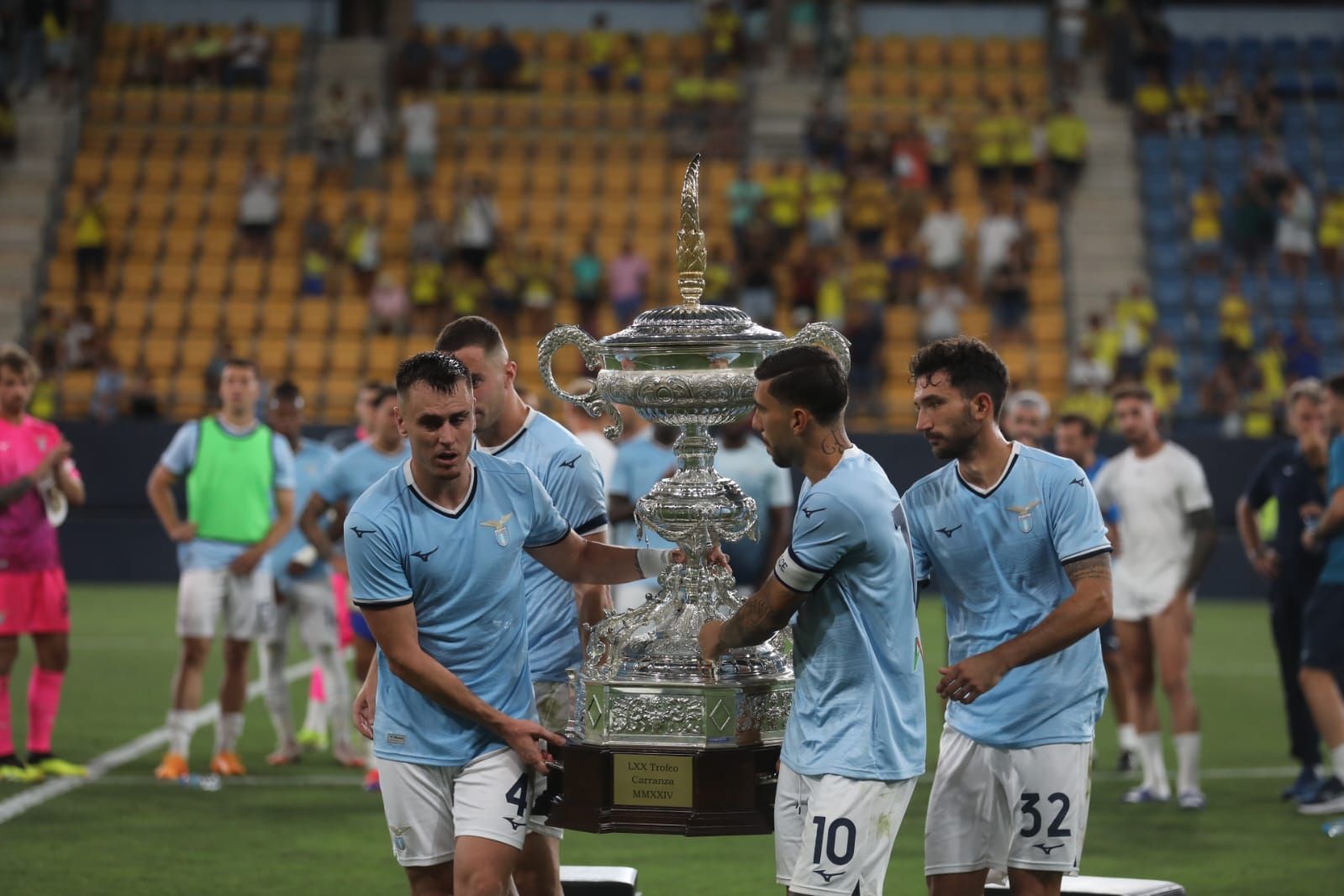 Fotos: la Lazio gana el Trofeo Carranza ante un Cádiz batallador