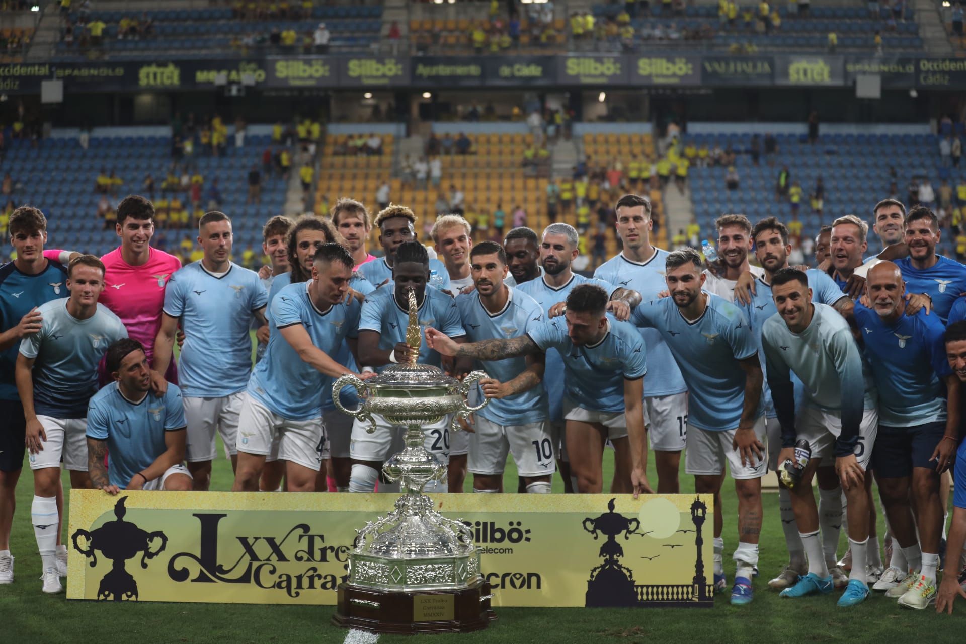 Fotos: la Lazio gana el Trofeo Carranza ante un Cádiz batallador