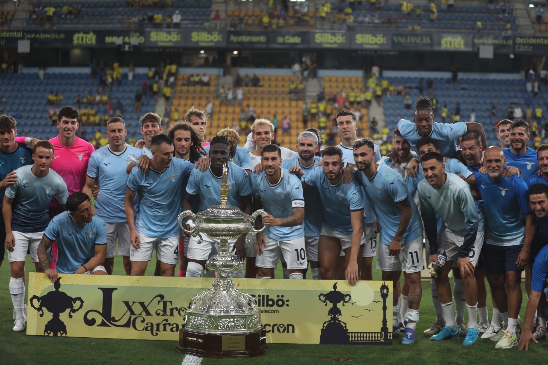 Fotos: la Lazio gana el Trofeo Carranza ante un Cádiz batallador