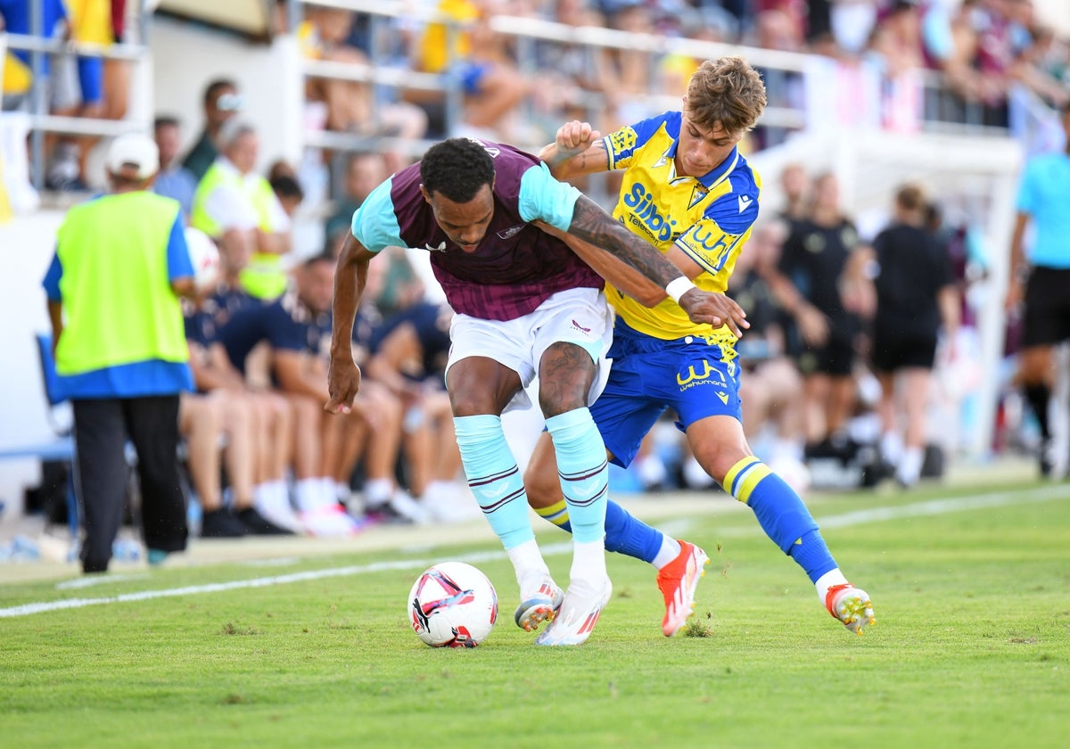 José Antonio de la Rosa pugna con Lucas Pires en el amistoso ante el Burnley