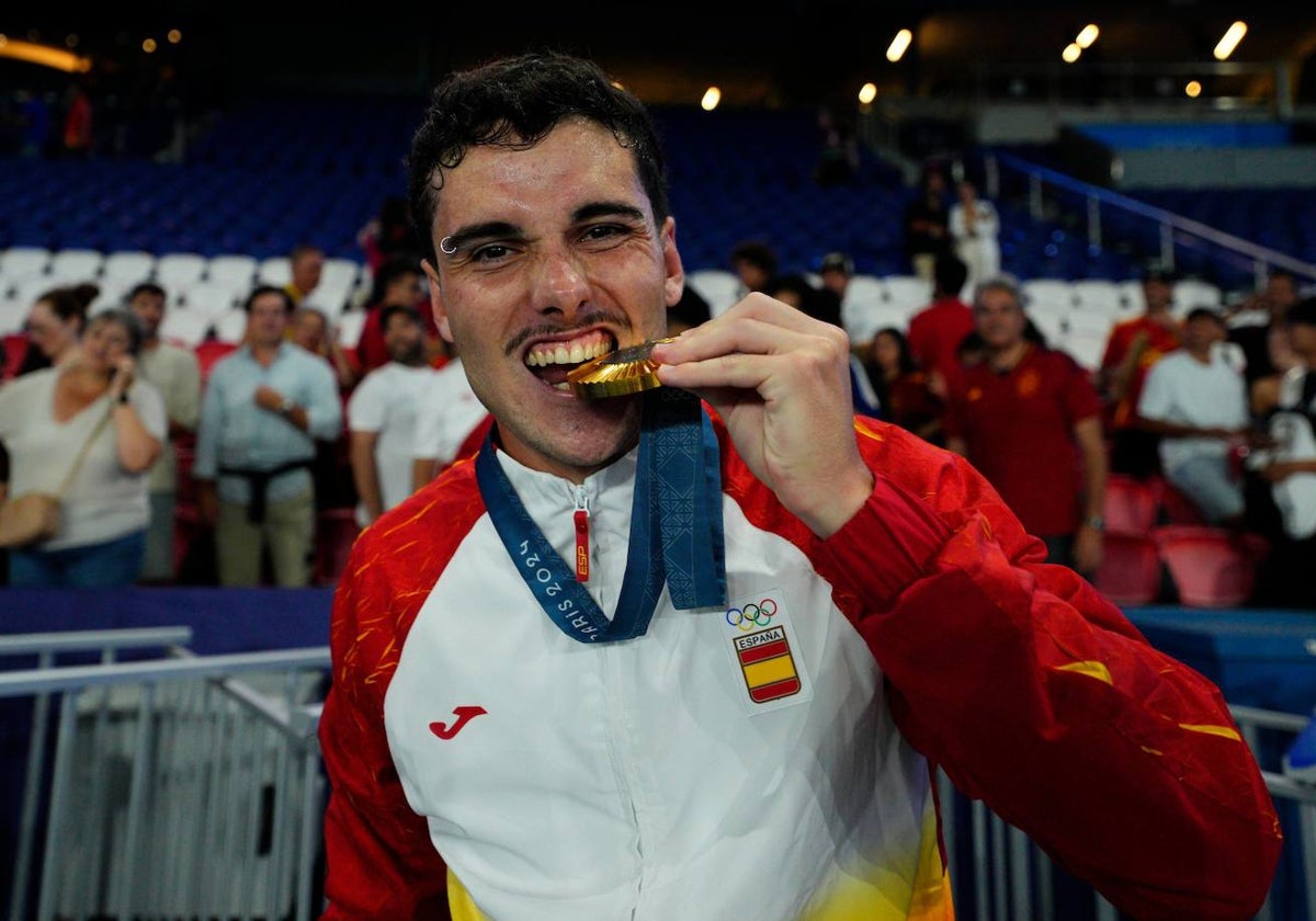 Sergio Camello celebrando el oro olímpico