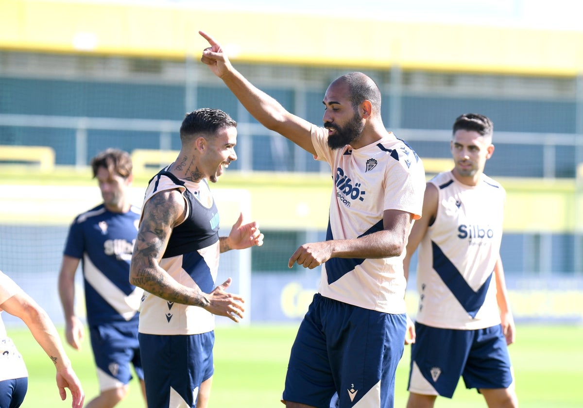 Fali señala durante un entrenamiento con Roger Martí y Rubén Sobrino detrás.