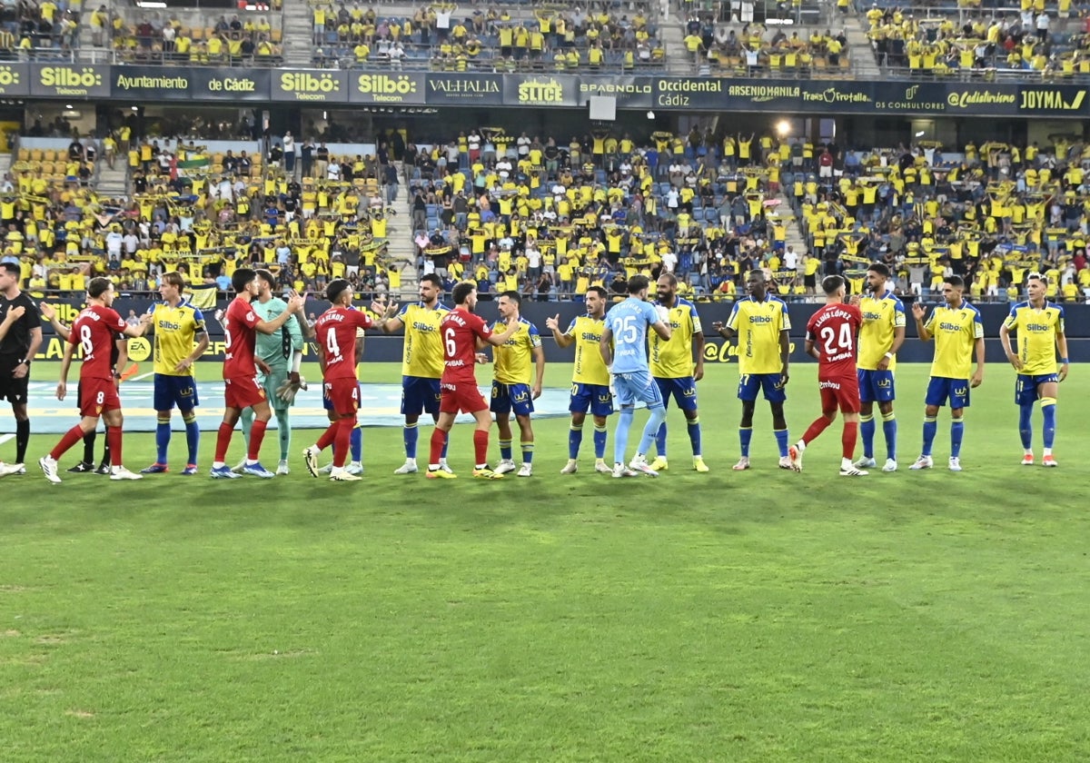 Jugadores del Cádiz y del Zaragoza se saludan antes del comienzo del encuentro