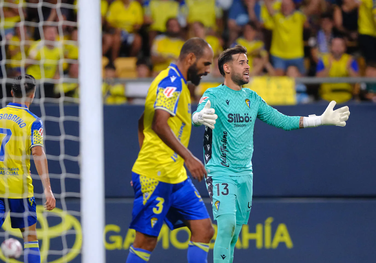 José Antonio Caro se queja en el partido ante el Burgos