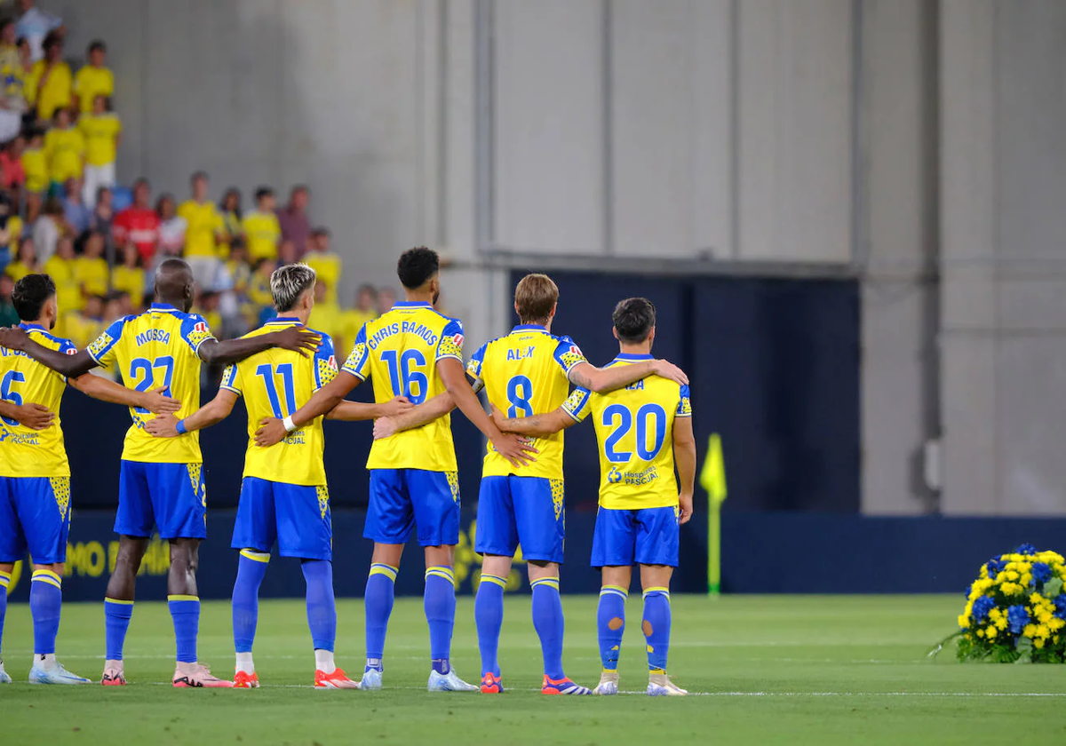 Varios jugadores del Cádiz en el minuto de silencio ante el Zaragoza