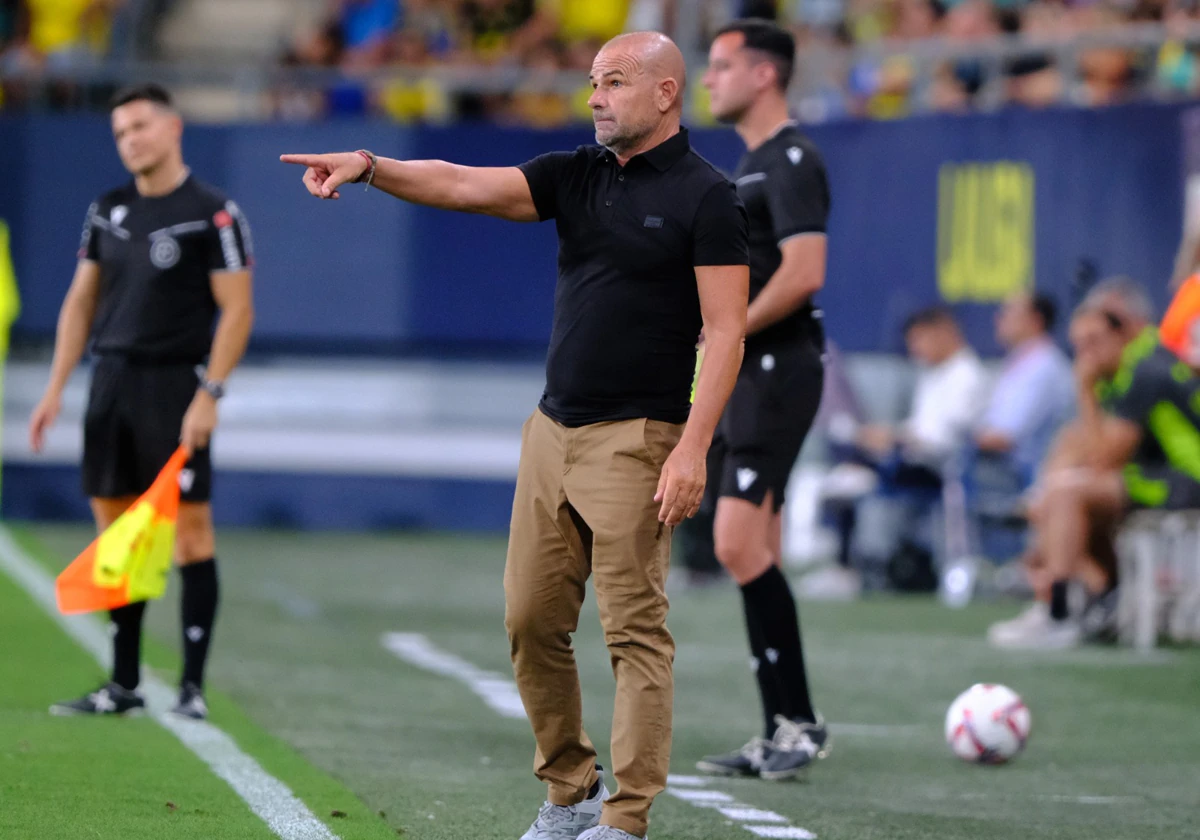 Paco López da instrucciones en Carranza