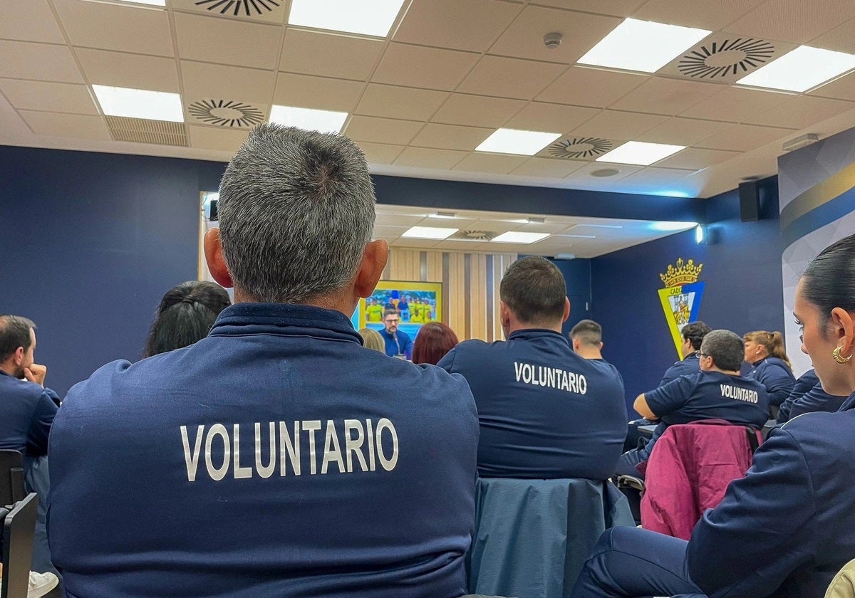 Voluntario del Cádiz CF, durante una charla.