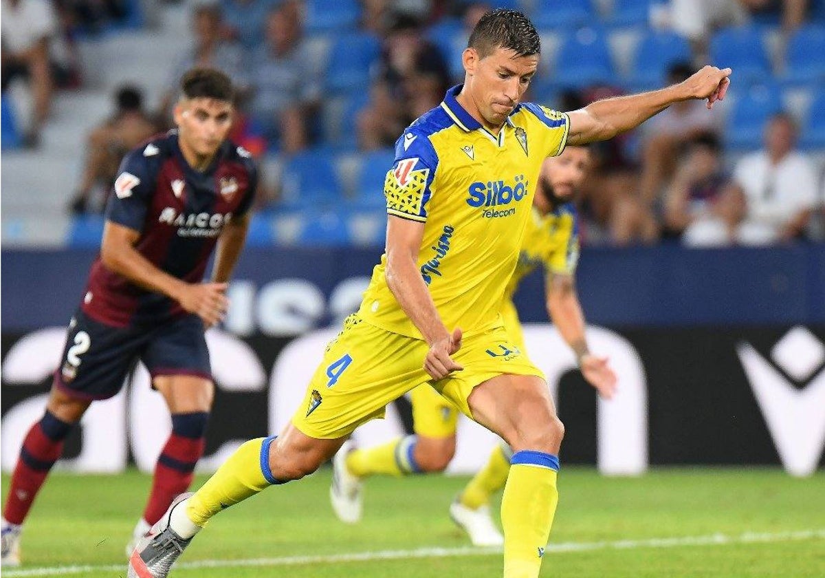 Rubén Alcaraz lanzando un penalti frente al Levante