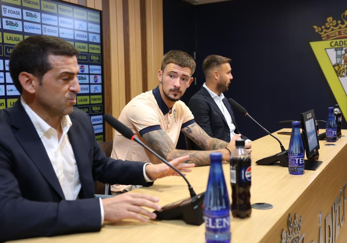 Juanjo Lorenzo, junto al nuevo fichaje y Juan Cala.