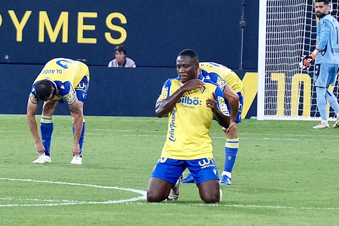 Fotos: El Cádiz roza la remontada ante el Tenerife con el empuje de la afición