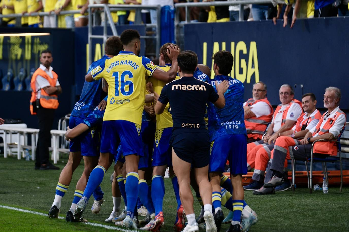 Fotos: El Cádiz roza la remontada ante el Tenerife con el empuje de la afición