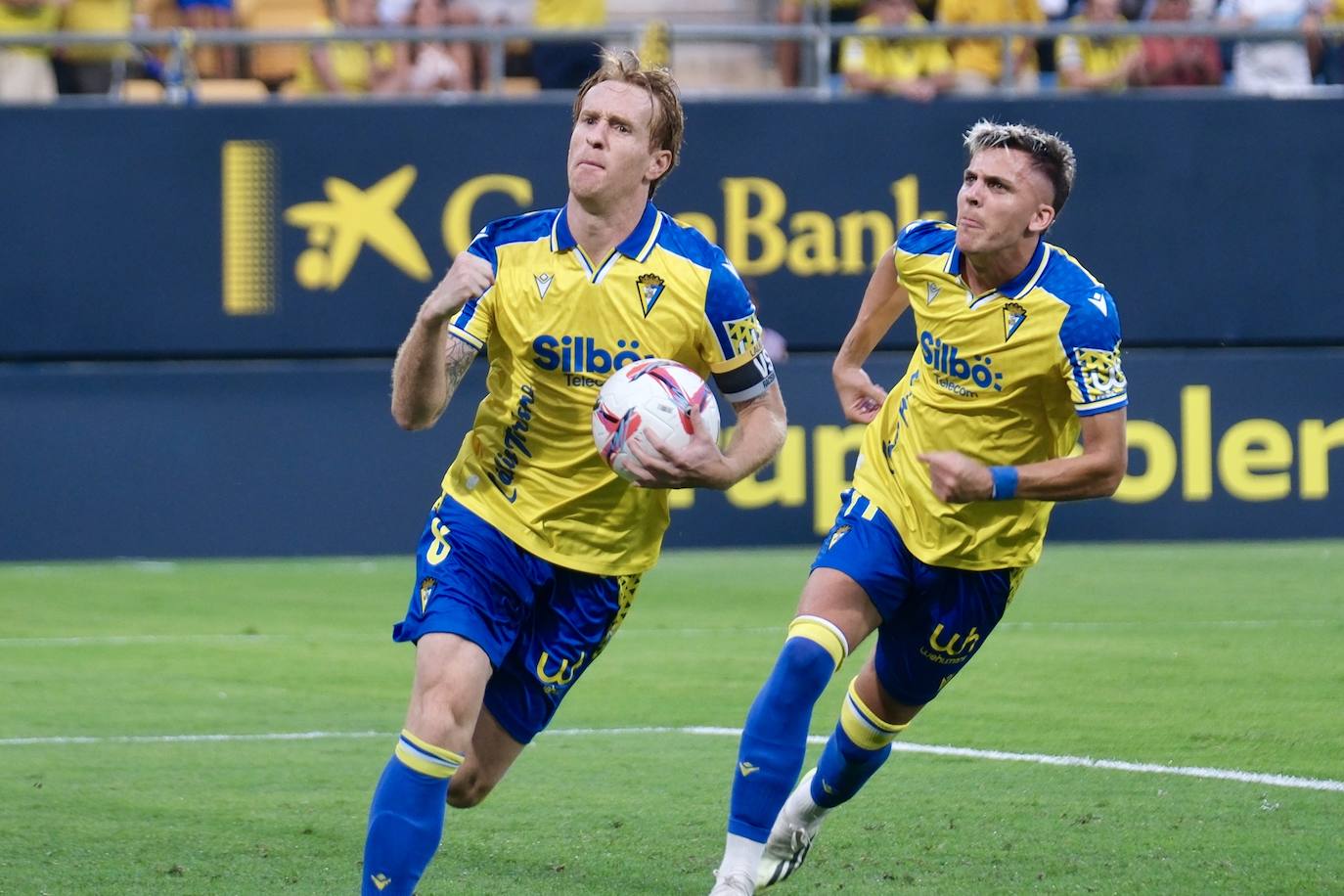 Fotos: El Cádiz roza la remontada ante el Tenerife con el empuje de la afición