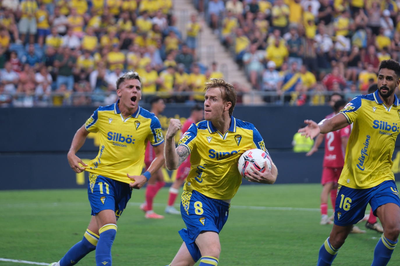 Fotos: El Cádiz roza la remontada ante el Tenerife con el empuje de la afición