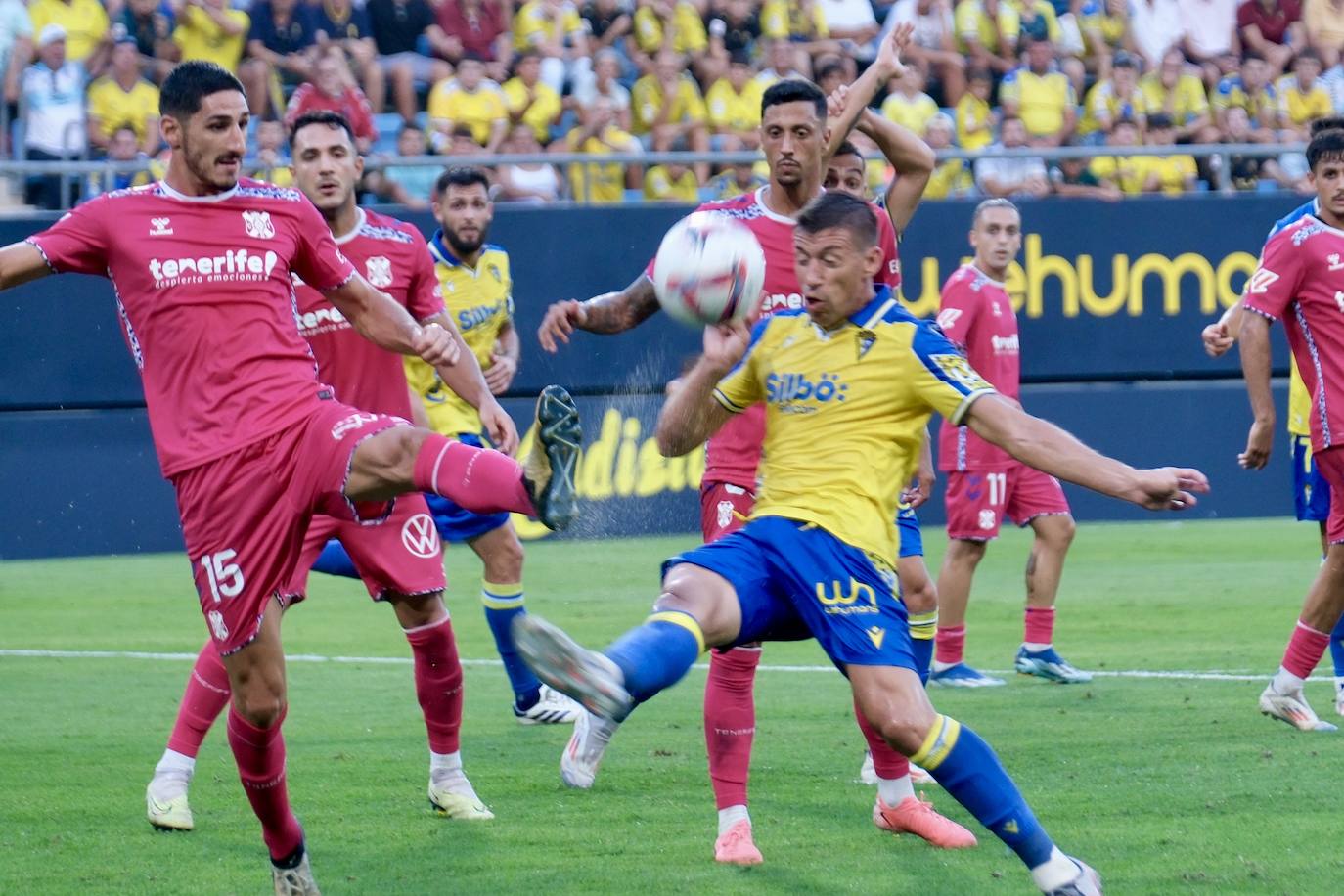 Fotos: El Cádiz roza la remontada ante el Tenerife con el empuje de la afición