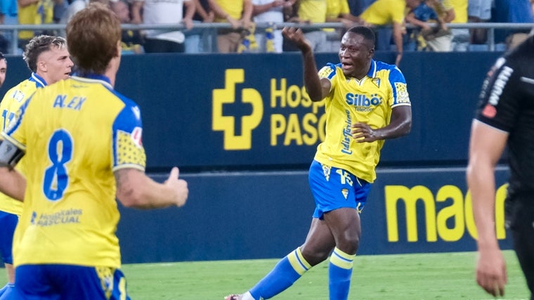 Paquito Mwepu celebra su gol ante el Tenerife.