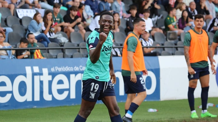 Paquito Mwepu celebra el histórico gol del Atlético Sanluqueño en Castalia hace apenas unos meses.