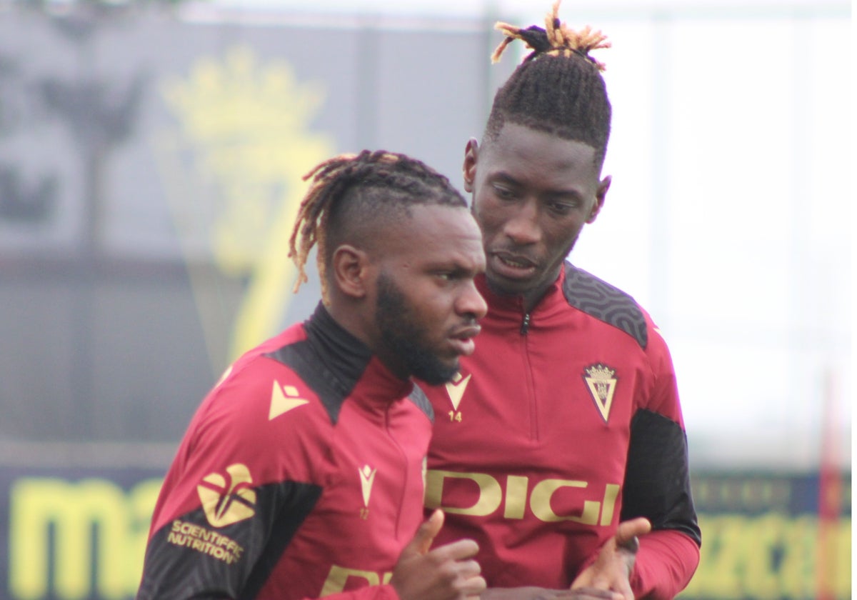 Kouamé, con Momo Mbaye, que hasta su marcha era el encargado de traducir al jugador en francés.