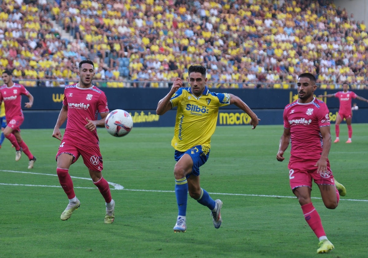 Sobrino corre por un balón en el encuentro disputado ante el Tenerife el pasado sábado.