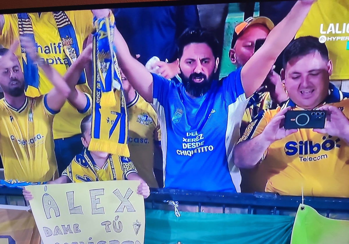 Aficionado cadista con la camiseta del Xerez