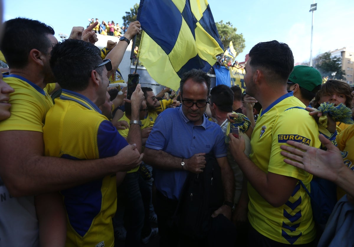 Álvaro Cervera, cuando era un advenedizo en Cádiz, entrando en el Carranza antes del Cádiz - Racing de Ferrol.