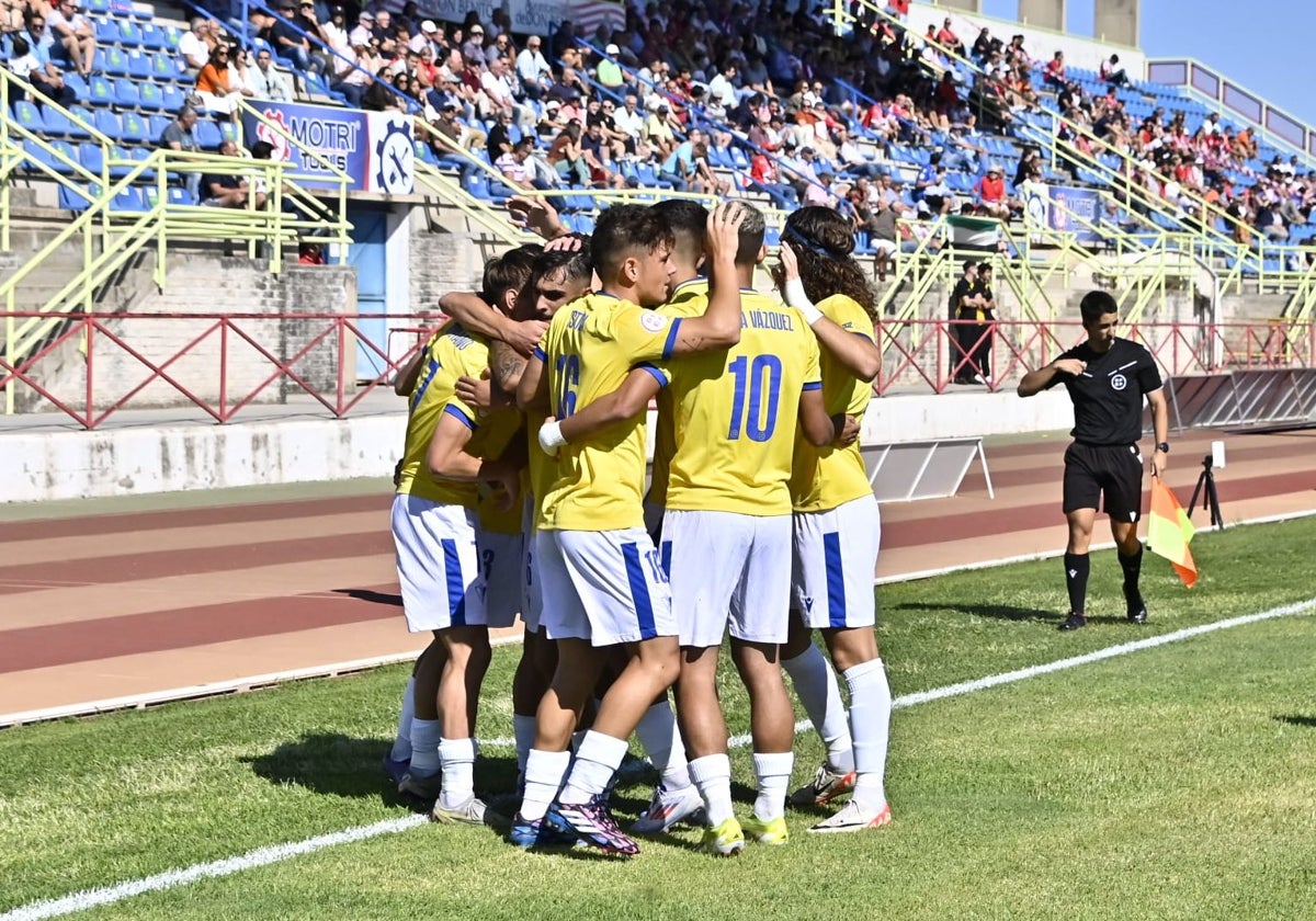 El Mirandilla celebra uno de sus tantos en Don Benito