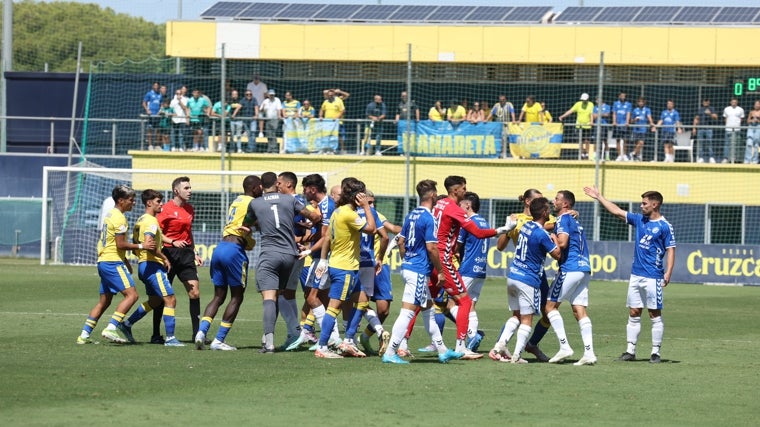 Las trifulcas fueron una constante en el derbi.