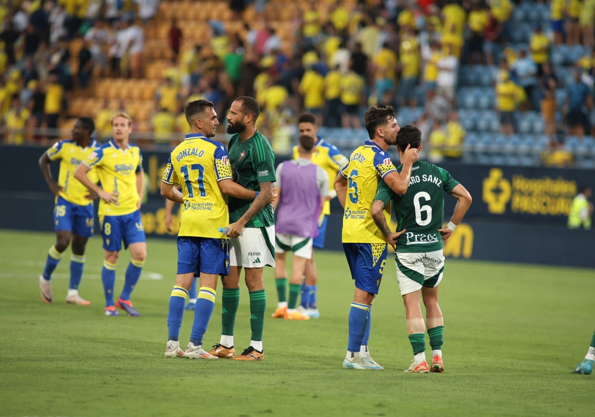 Jugadores del Cádiz y del Racing de Ferrol se saludan tras la finalización del encuentro