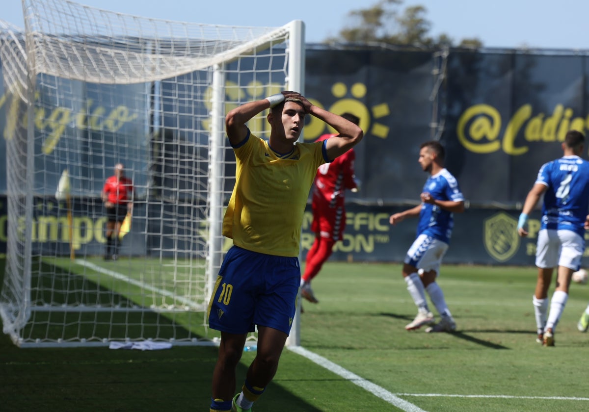 El filial del Cádiz CF sufrió un duro revés en el derbi.