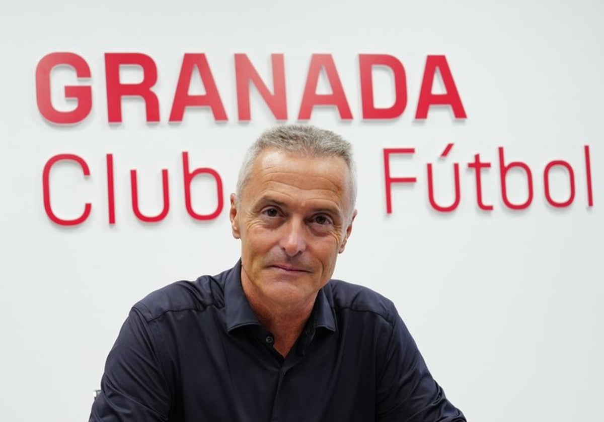 Fran Escribá posa como nuevo entrenador del Granada.