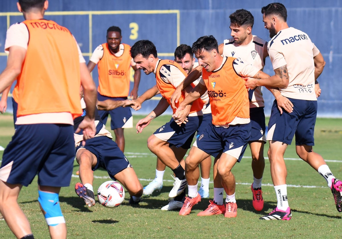 Los jugadores del Cádiz se divierten durante un ejercicio de esparcimiento llevado a cabo estos días.