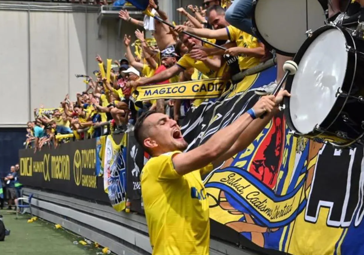 Gonzalo Escalante celebrando una victoria ante el Valencia