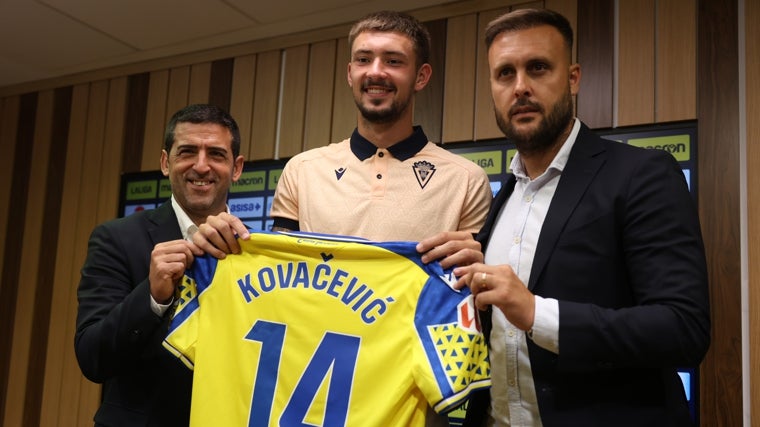 Bojan Kovacevic junto a Juanjo Lorenzo y Juan Cala durante su presentación.