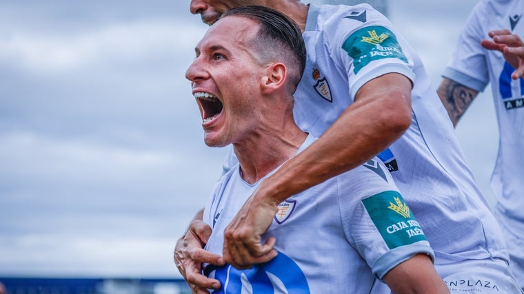 Migue García celebra su gol el pasado domingo con el Real Jaén al Huétor Vega en la Tercera RFEF.