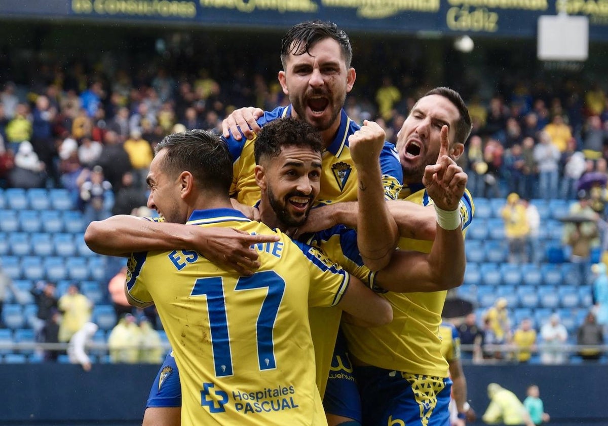 Ramos celebra su gol con algunos compañeros