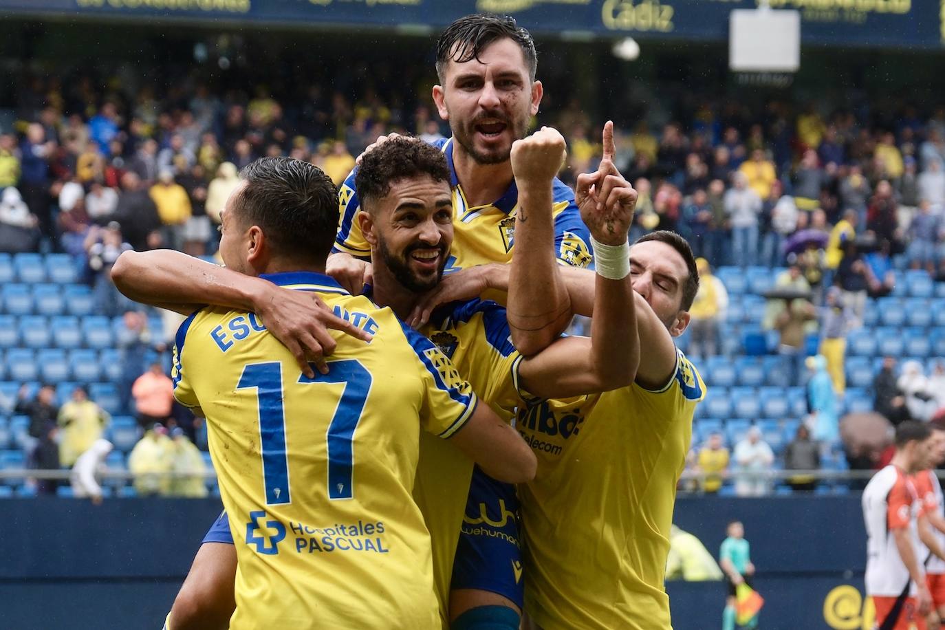 Fotos: el Cádiz da a su afición la primera alegría en casa en la jornada 12