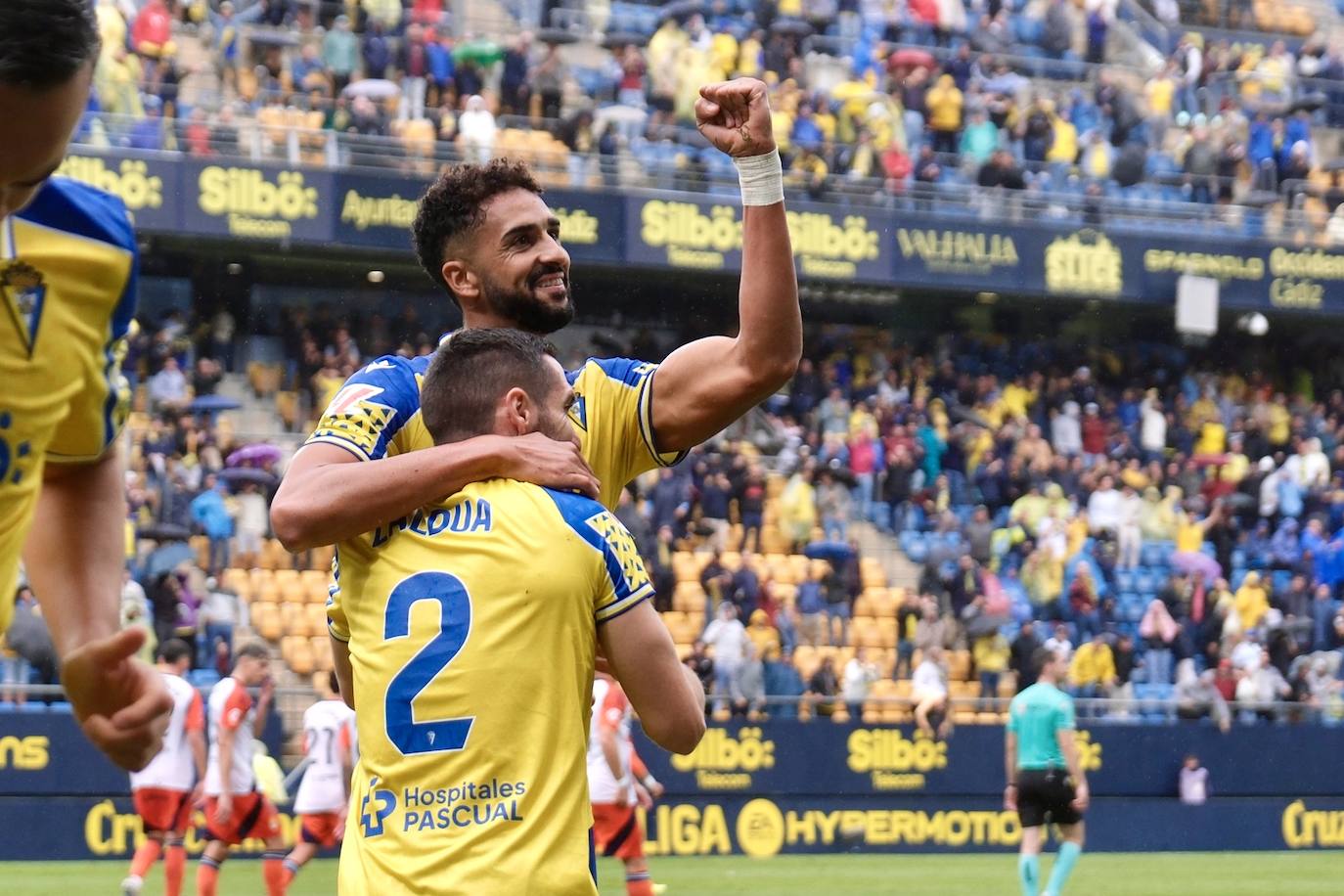 Fotos: el Cádiz da a su afición la primera alegría en casa en la jornada 12