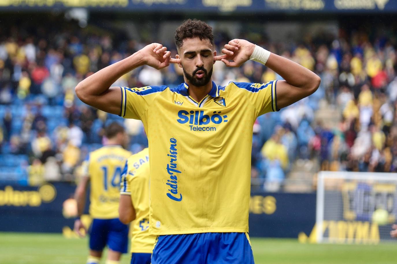 Fotos: el Cádiz da a su afición la primera alegría en casa en la jornada 12