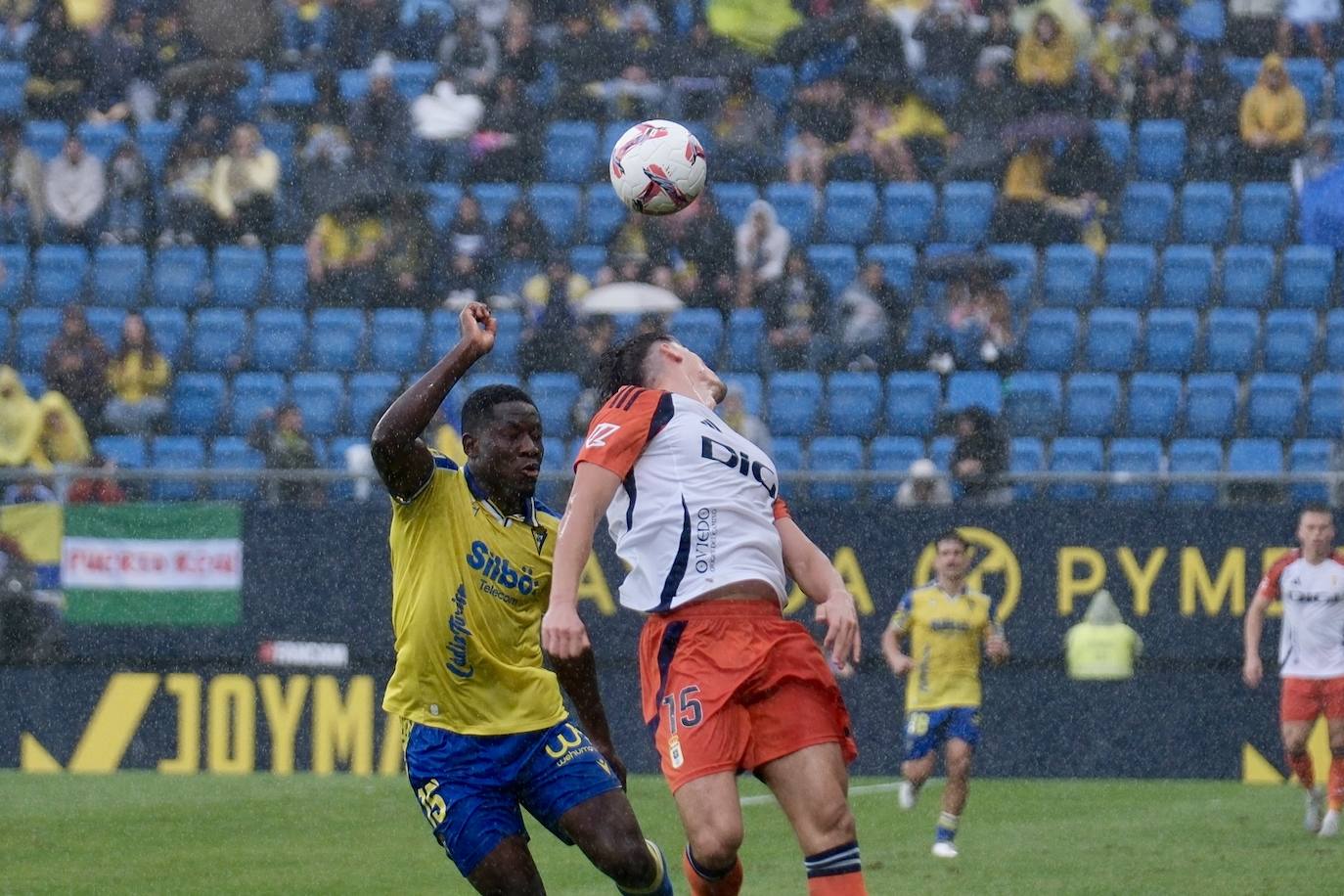 Fotos: el Cádiz da a su afición la primera alegría en casa en la jornada 12