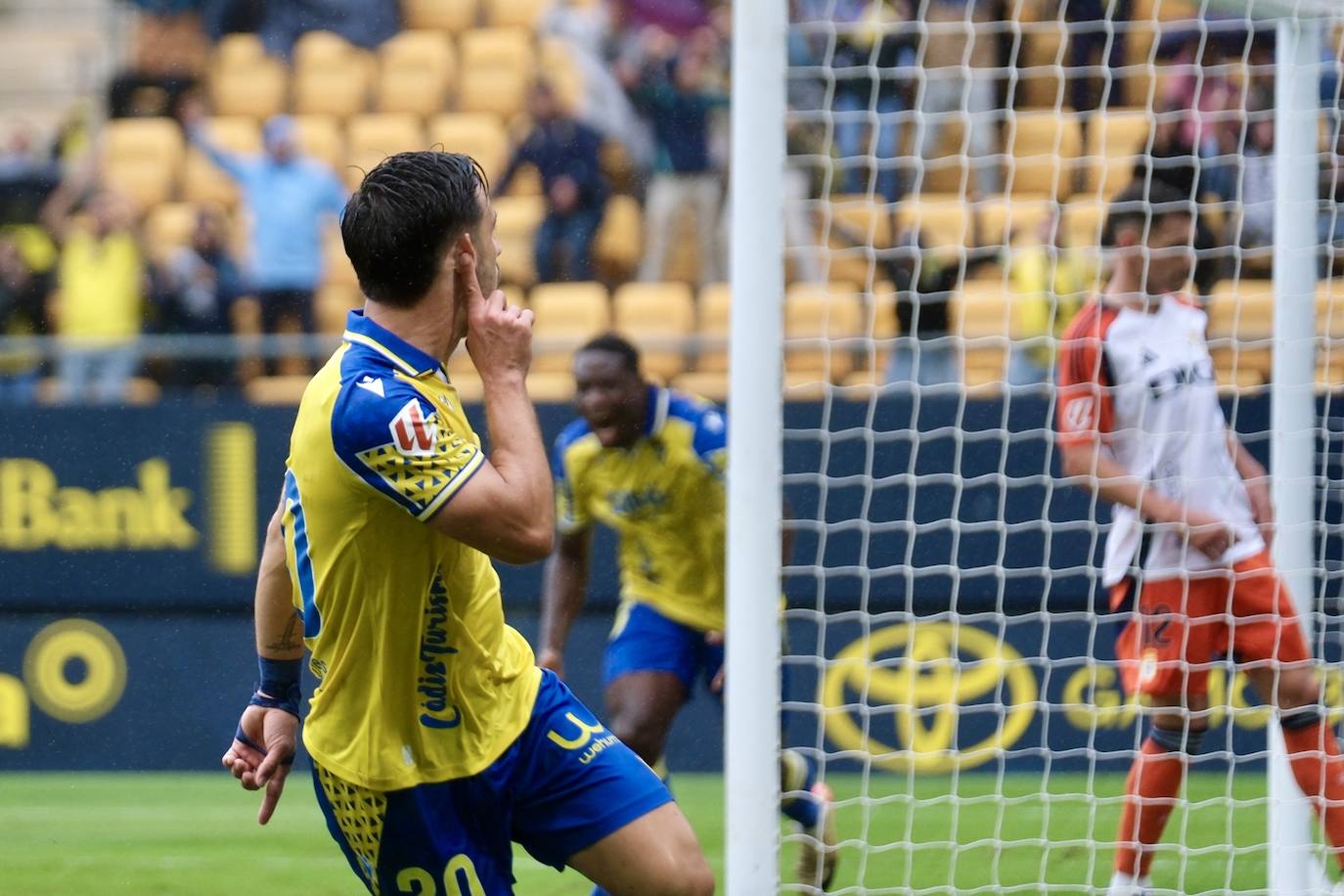 Fotos: el Cádiz da a su afición la primera alegría en casa en la jornada 12